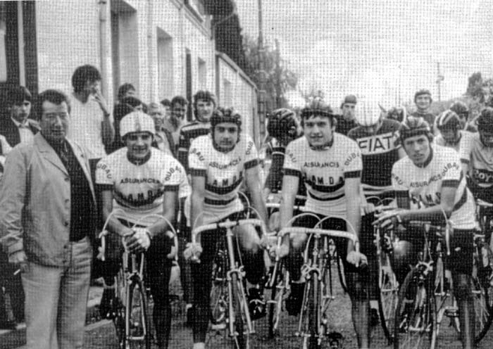 Un groupe de la Pédale Rémoise couvé par M. Paul Devie, au départ d'une épreuve en 1982